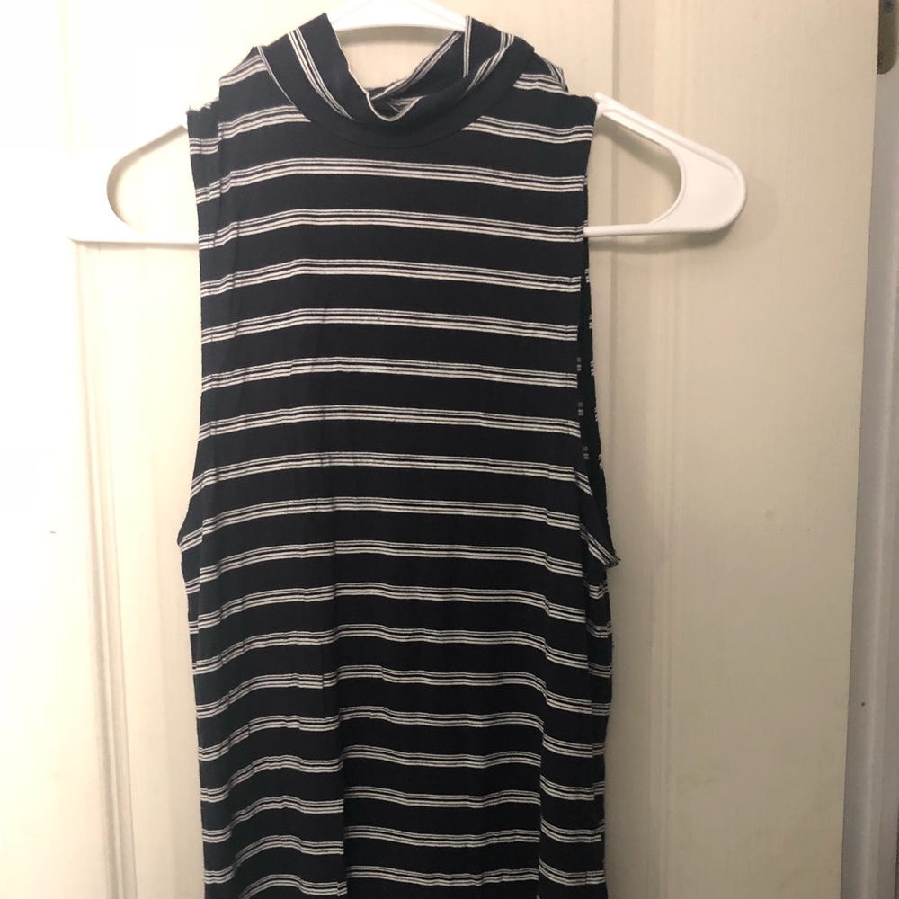 Sleeveless turtleneck